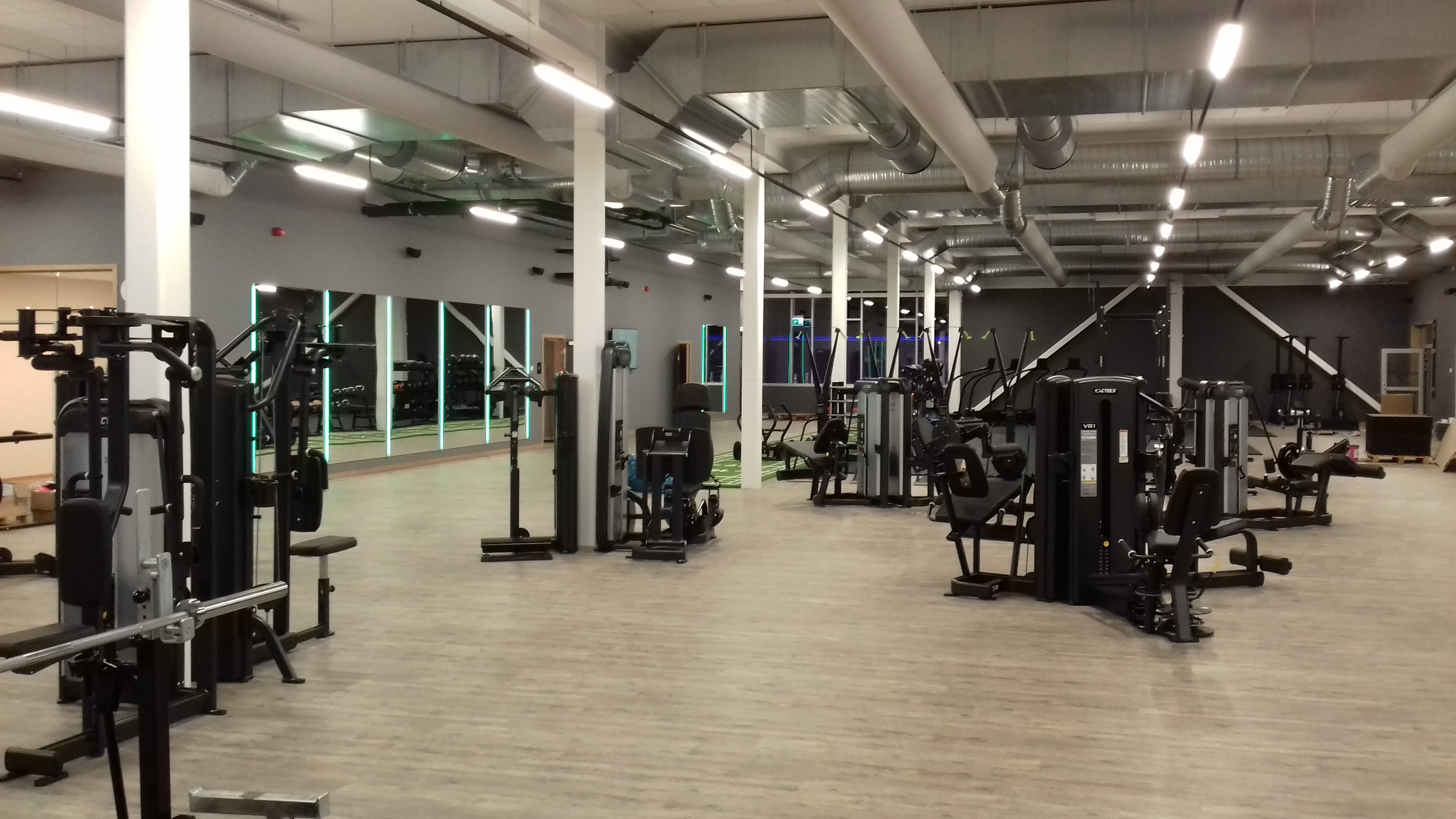 4 wires 1 phase DALI dimmable Linear Track lights in GYM Sweden